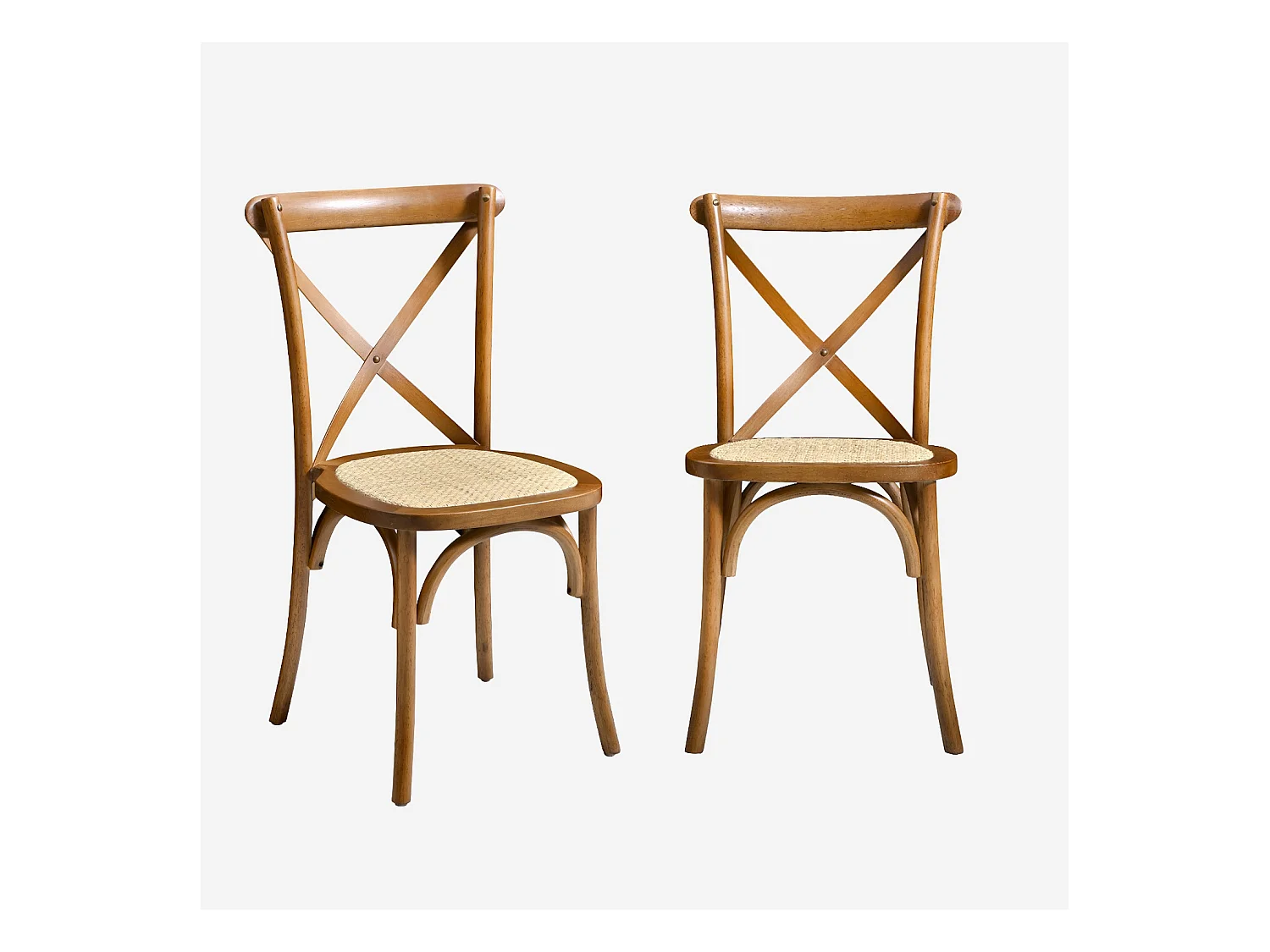 Lot de 2 chaises de bistrot en bois d'hévéa effet noyer. vintage. assise en rotin. empilables