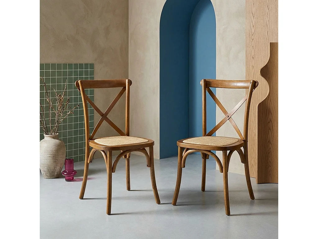 Lot de 2 chaises de bistrot en bois d'hévéa effet noyer. vintage. assise en rotin. empilables