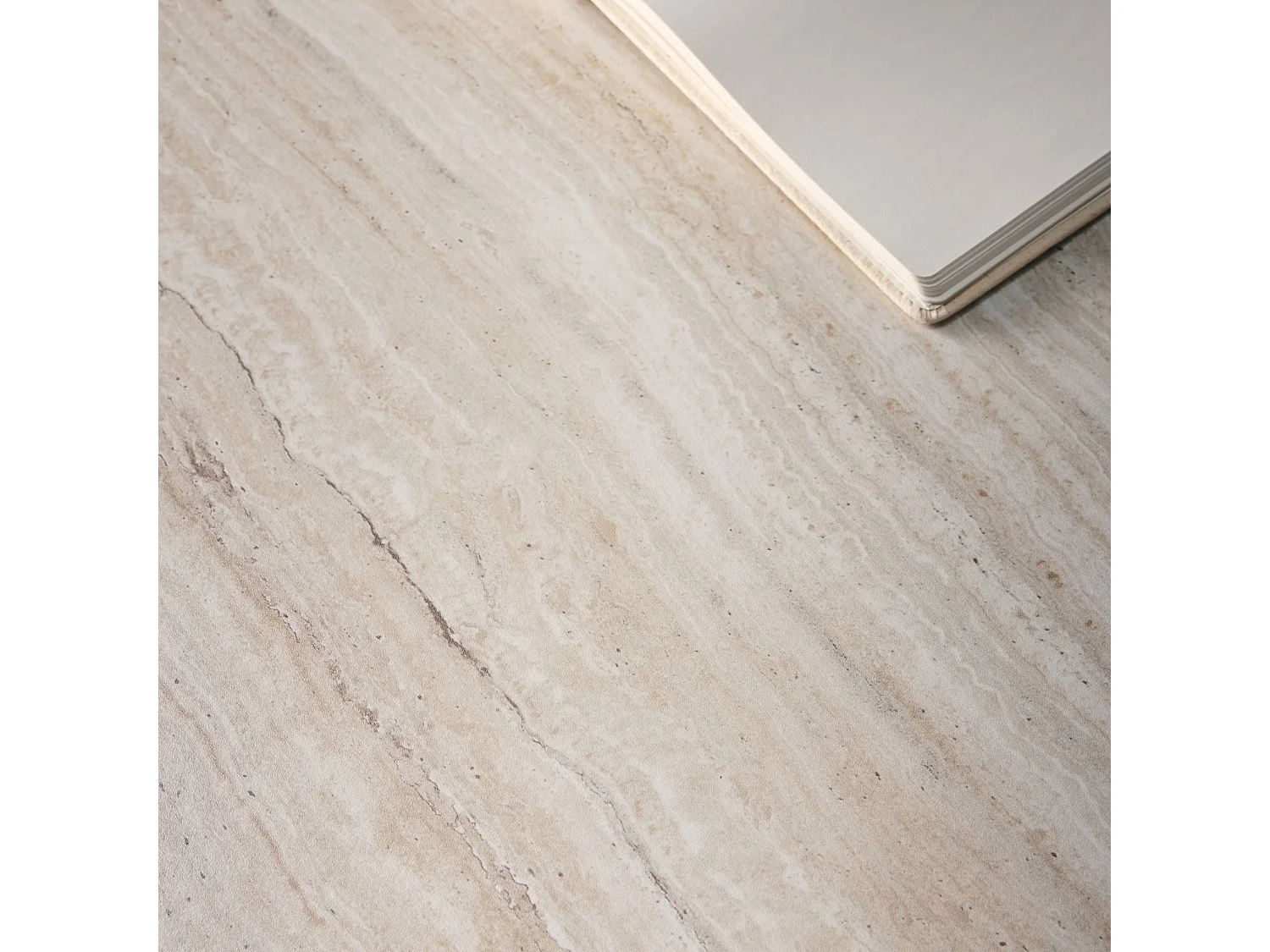 Table basse carré effet travertin 80 x 80cm