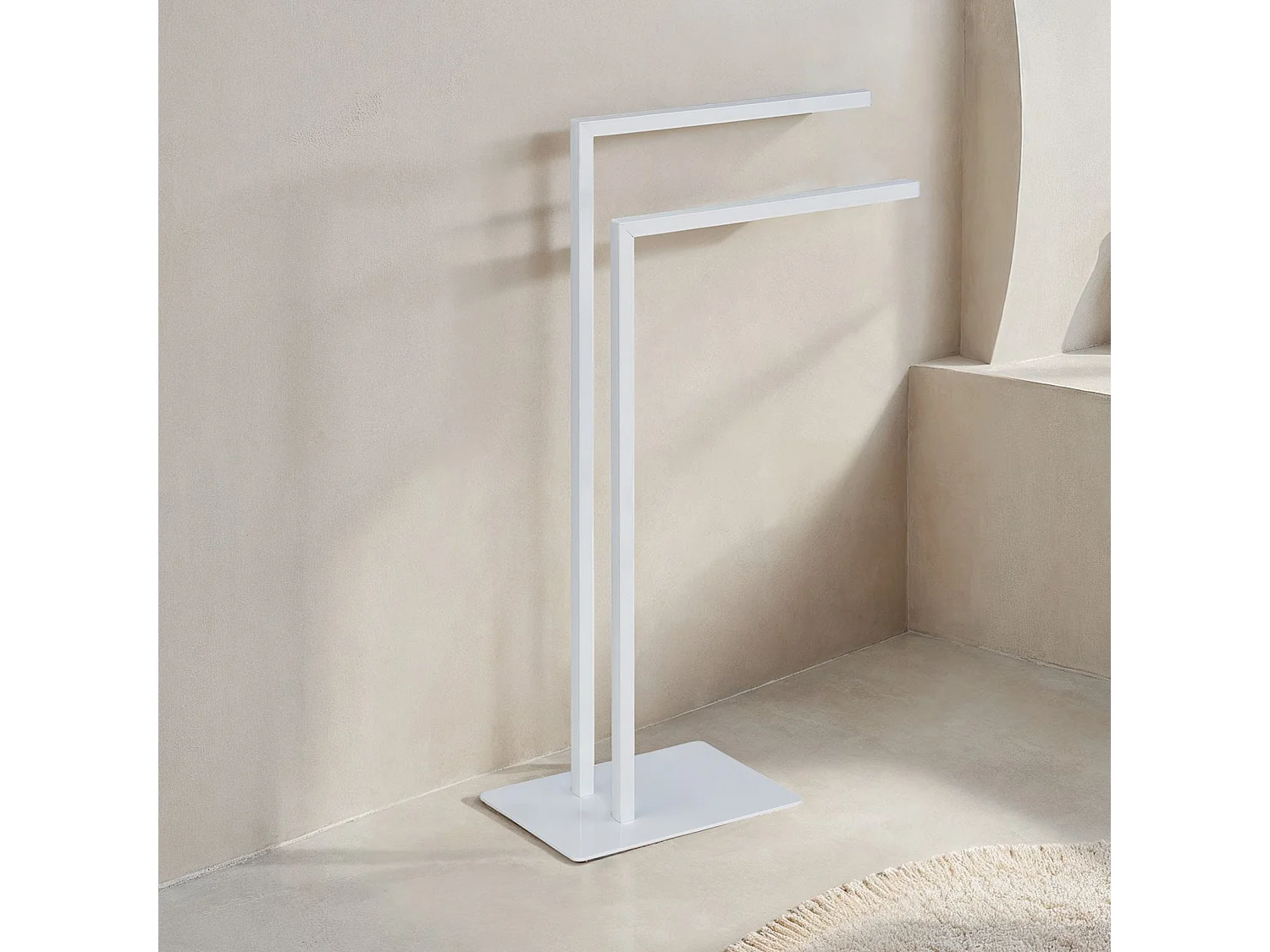 IDIMEX Porte Serviette ANDREW pour Salle de Bain coloris Blanc - Porte Serviette sur Pied en Métal, Design moderne