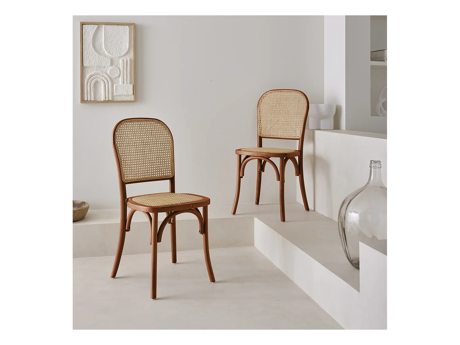 Lot de deux chaises naturelles vintage en bois effet noyer avec assise et dossier en rotin