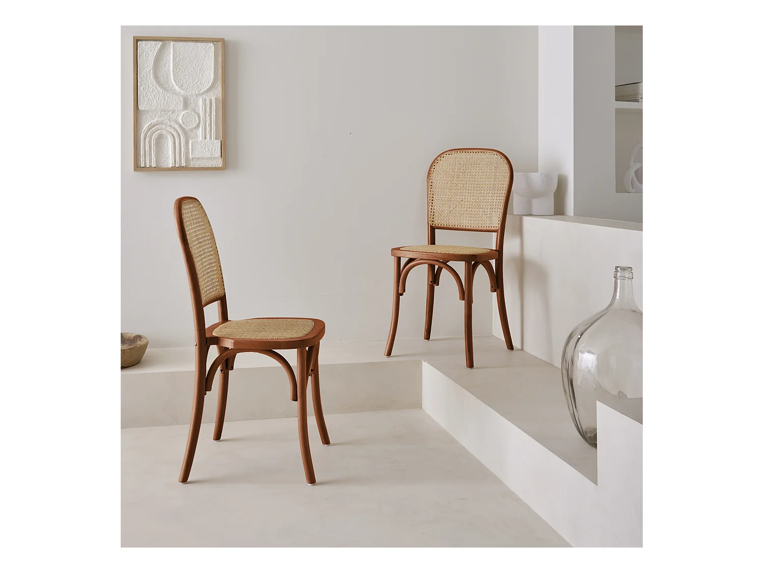 Lot de deux chaises naturelles vintage en bois effet noyer avec assise et dossier en rotin