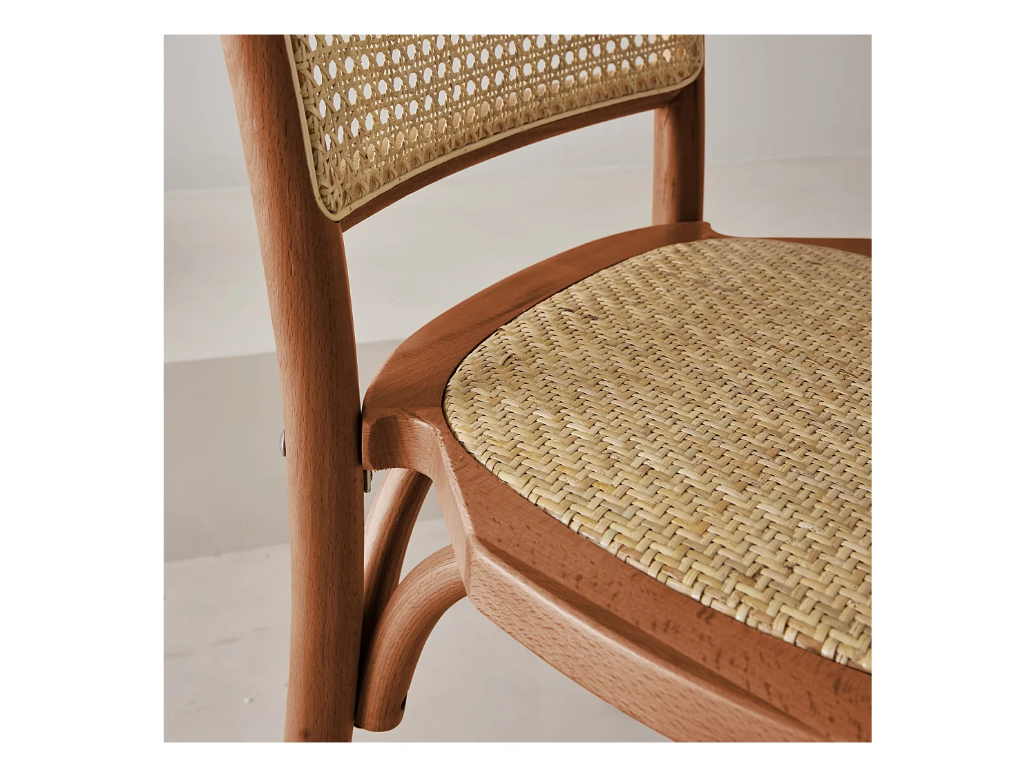 Lot de deux chaises naturelles vintage en bois effet noyer avec assise et dossier en rotin