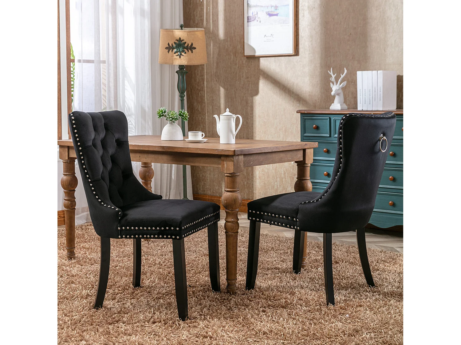Lot de 2 chaises velours noir avec boutons capitonnés et garniture cloutée, pieds en bois