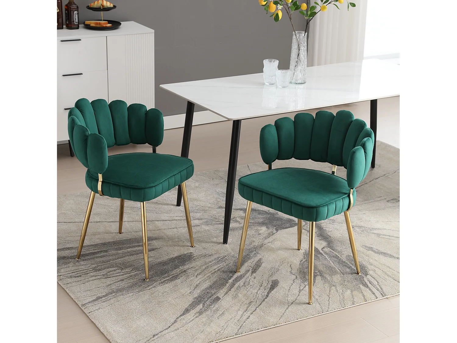 Lot de 2 chaises en velours vert émeraude avec pieds dorés et accoudoirs ronds, design en forme de pétale