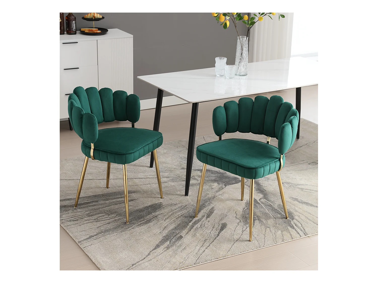 Lot de 2 chaises en velours vert émeraude avec pieds dorés et accoudoirs ronds, design en forme de pétale