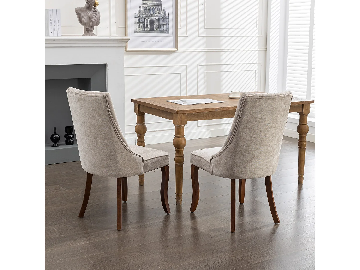 Lot de 2 chaises beiges avec pieds en bois courbés et dossiers hauts