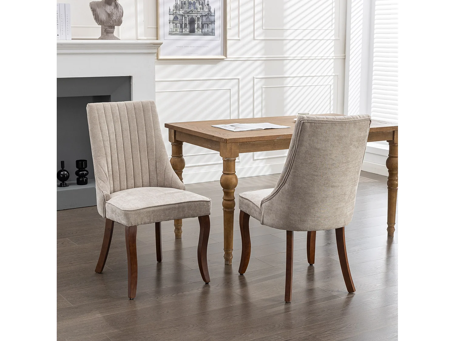 Lot de 2 chaises beiges avec pieds en bois courbés et dossiers hauts