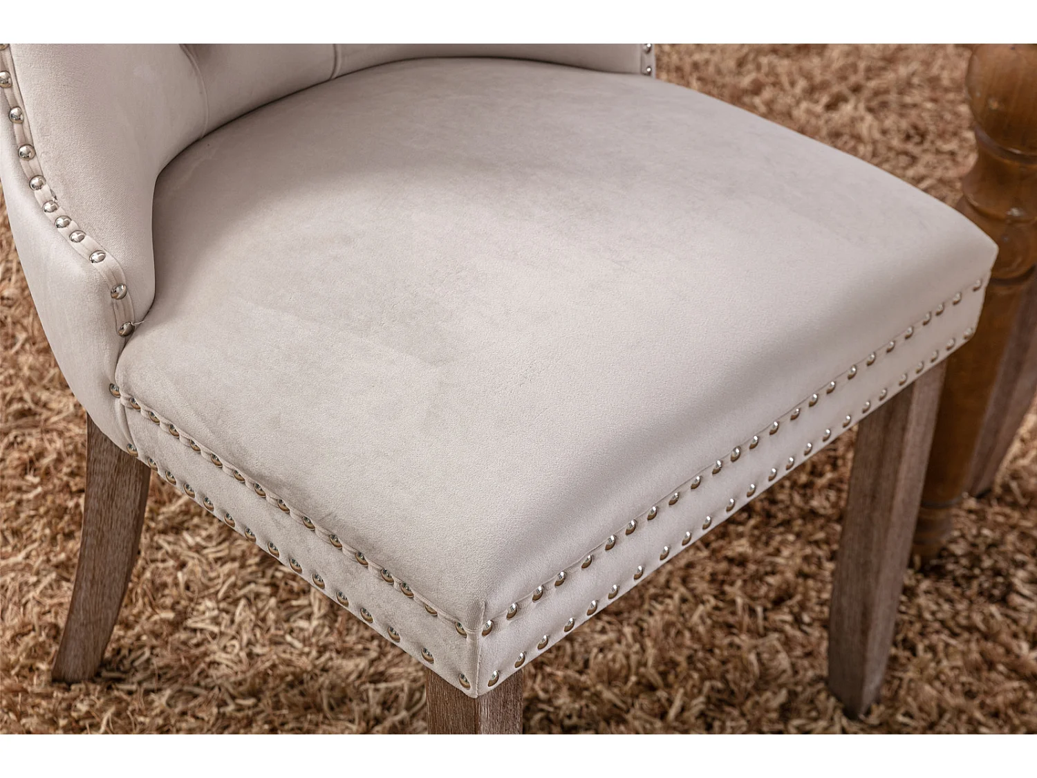 Set di 2 sedie in velluto beige con capitonné e finiture borchiate, gambe in legno