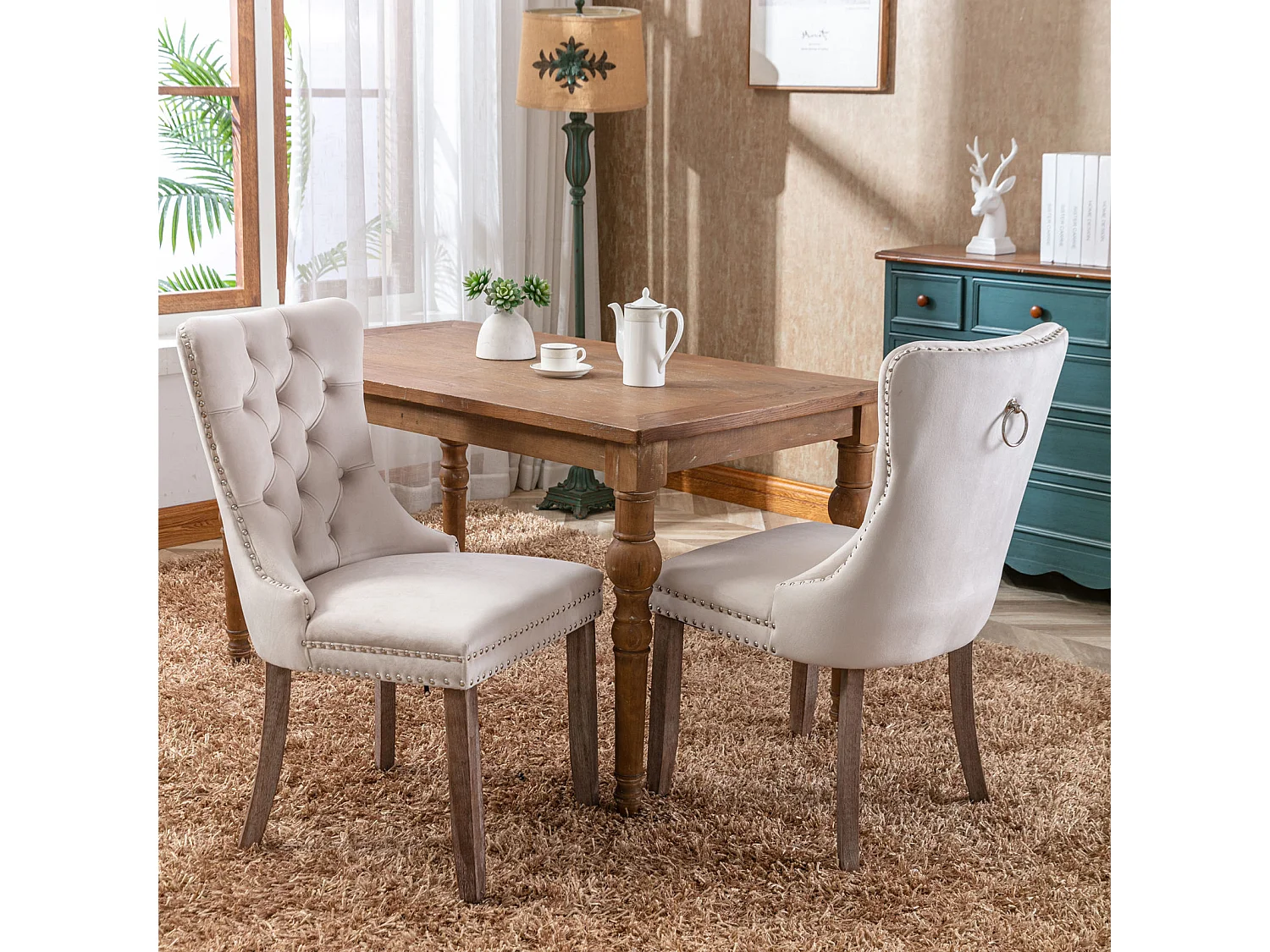 Lot de 2 chaises velours beige avec boutons capitonnés et garniture cloutée, pieds en bois