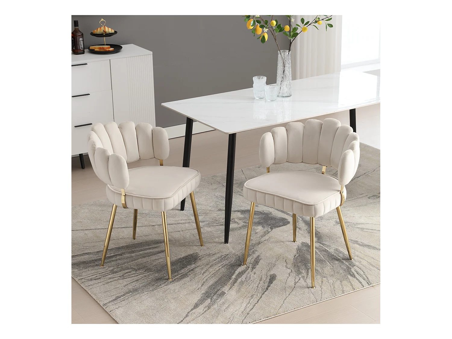 Lot de 2 chaises en velours ivoire avec pieds dorés et accoudoirs ronds, design en forme de pétale