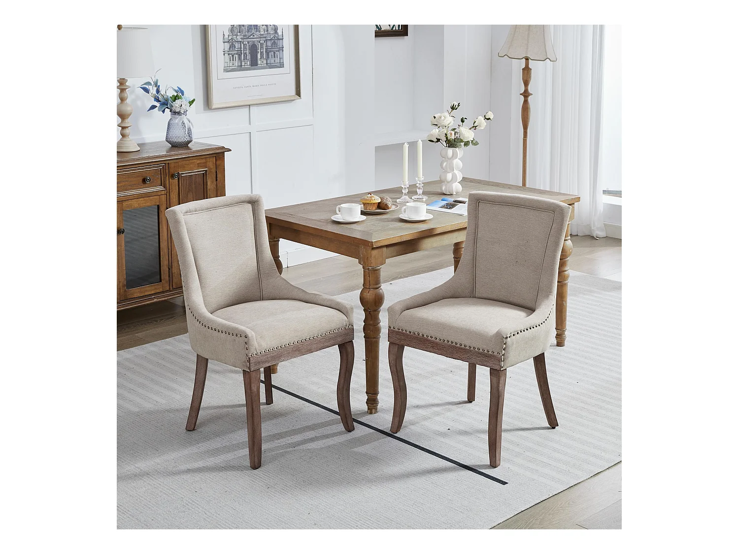 Lot de 2 chaises beiges avec pieds en bois courbé et garniture cloutée