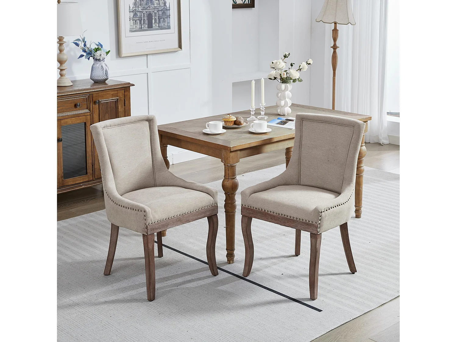 Lot de 2 chaises beiges avec pieds en bois courbé et garniture cloutée