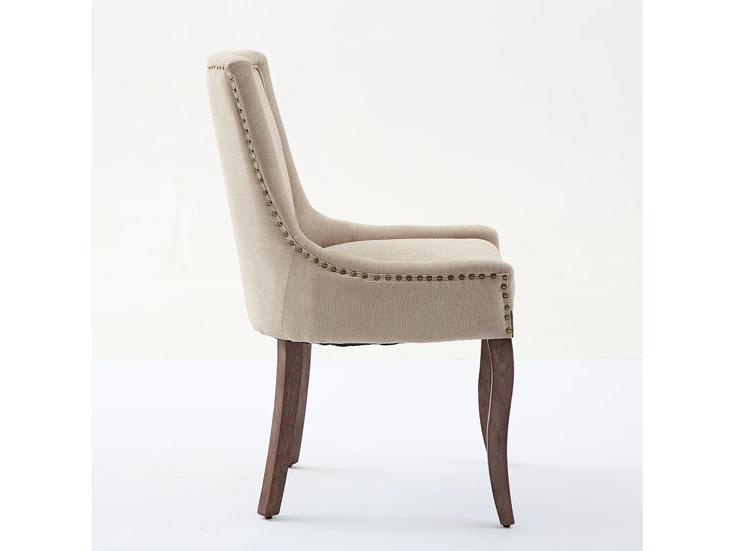 Lot de 2 chaises beiges avec pieds en bois courbé et garniture cloutée