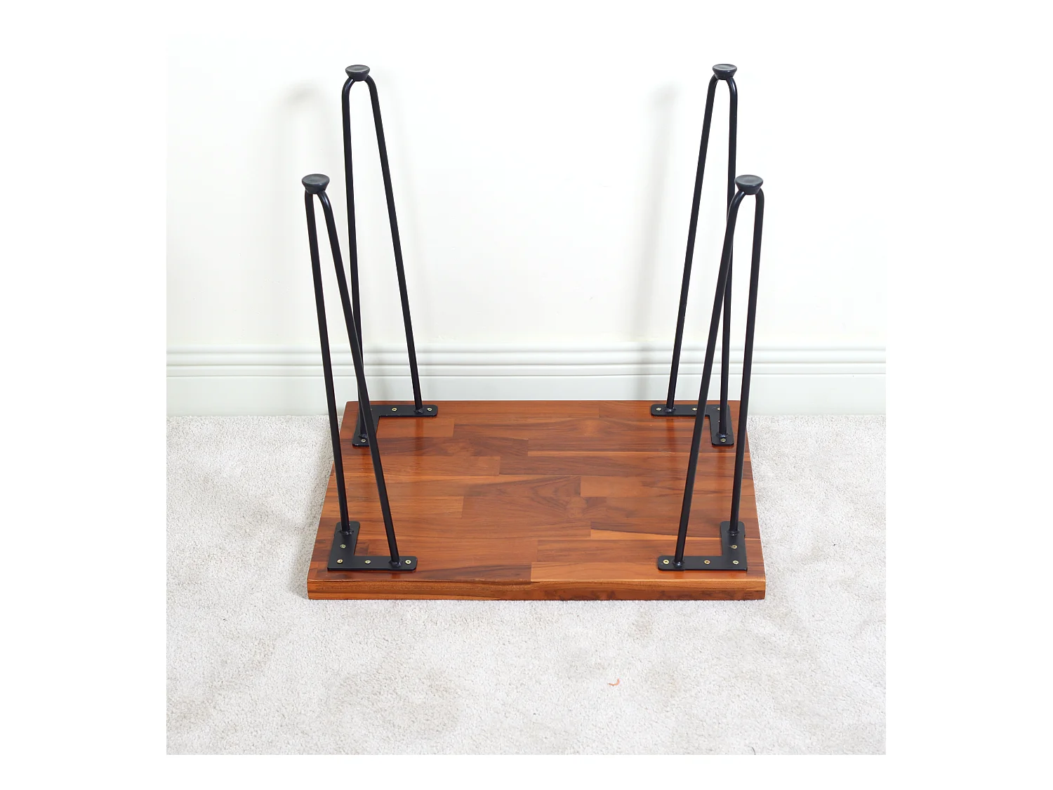 Table basse en bois texturé, pieds noirs 55,5x45x53cm