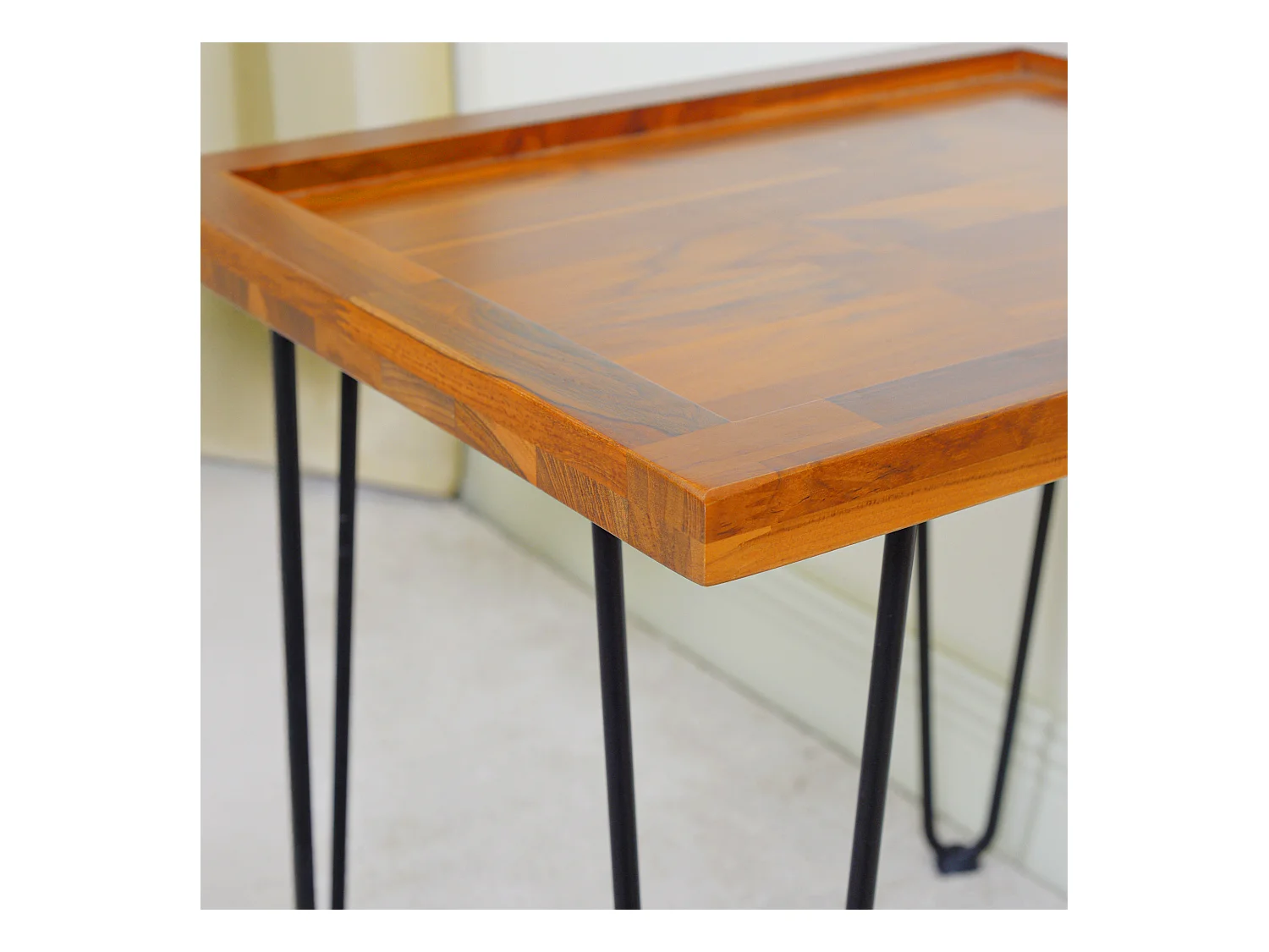 Table basse en bois texturé, pieds noirs 55,5x45x53cm