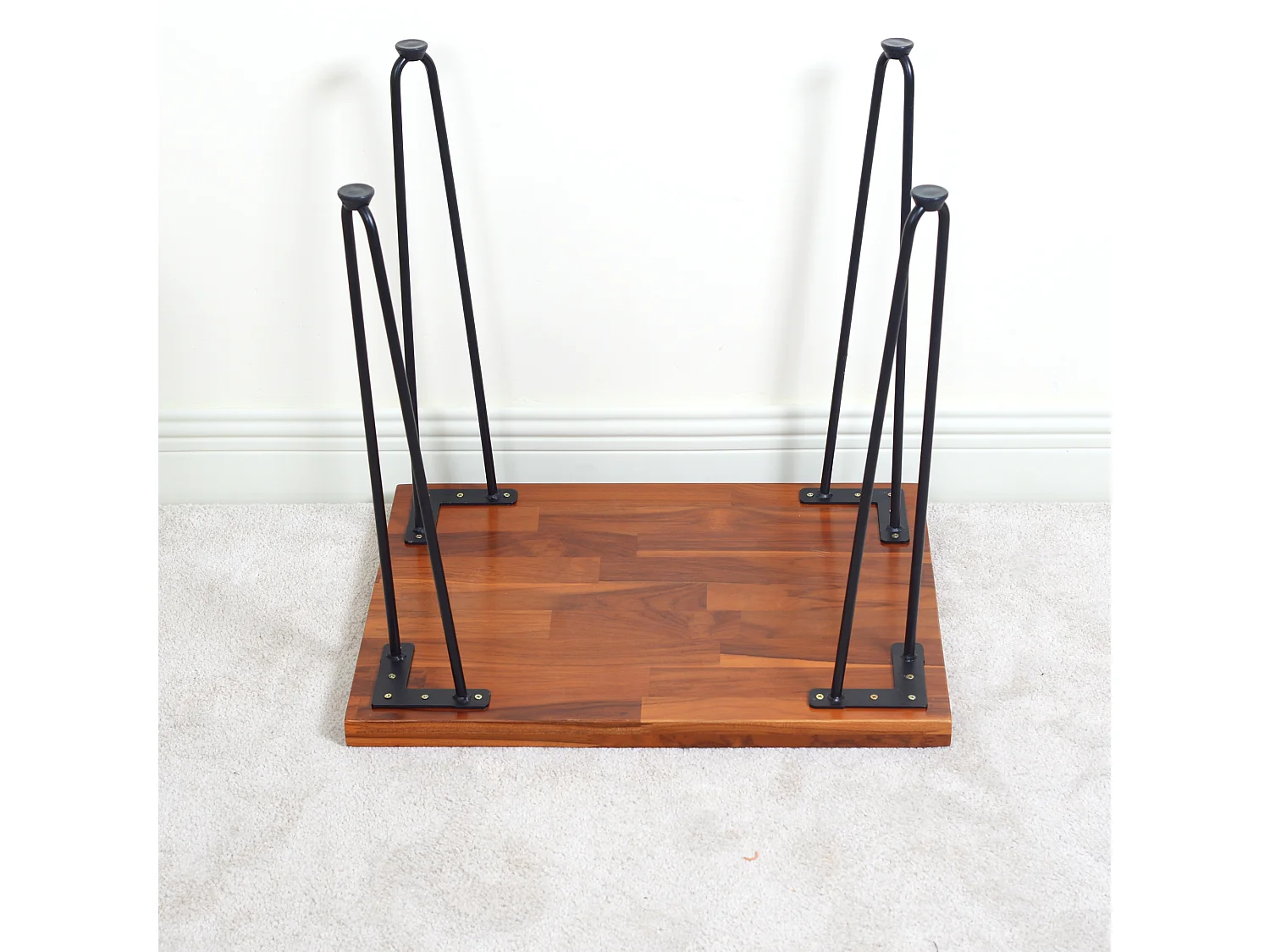 Table basse en bois texturé, pieds noirs 55,5x45x53cm