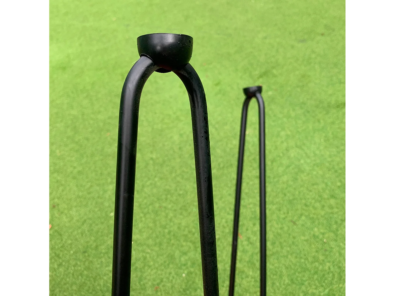 Table basse en bois texturé, pieds noirs 55,5x45x53cm