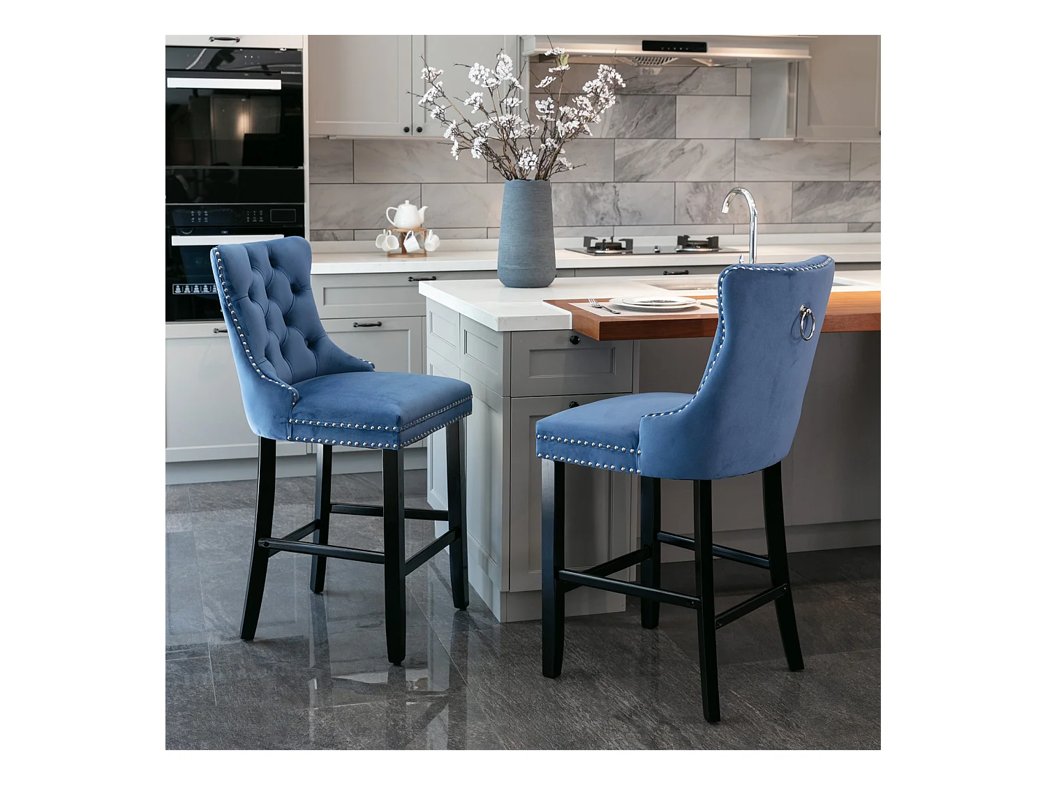 Lot de 2 chaises en velours bleu avec capitonnage à boutons et garniture à têtes de clous, pieds en bois