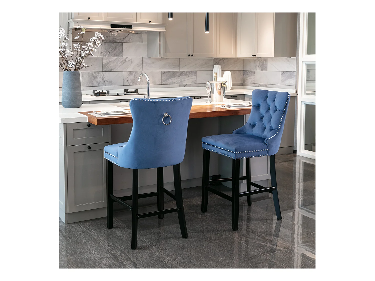 Lot de 2 chaises en velours bleu avec capitonnage à boutons et garniture à têtes de clous, pieds en bois