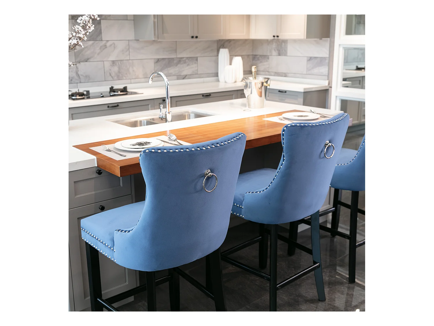 Lot de 2 chaises en velours bleu avec capitonnage à boutons et garniture à têtes de clous, pieds en bois