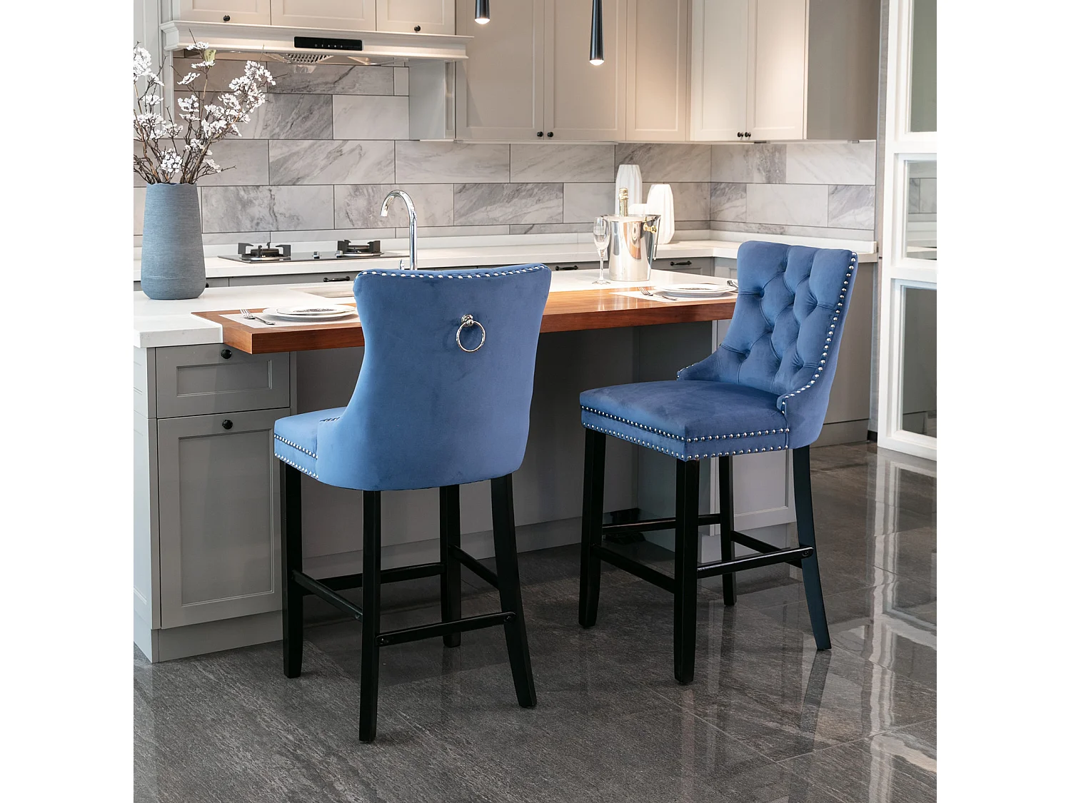 Juego de 2 sillas de terciopelo azul con botones capitoné y ribete de tachuelas, patas de madera