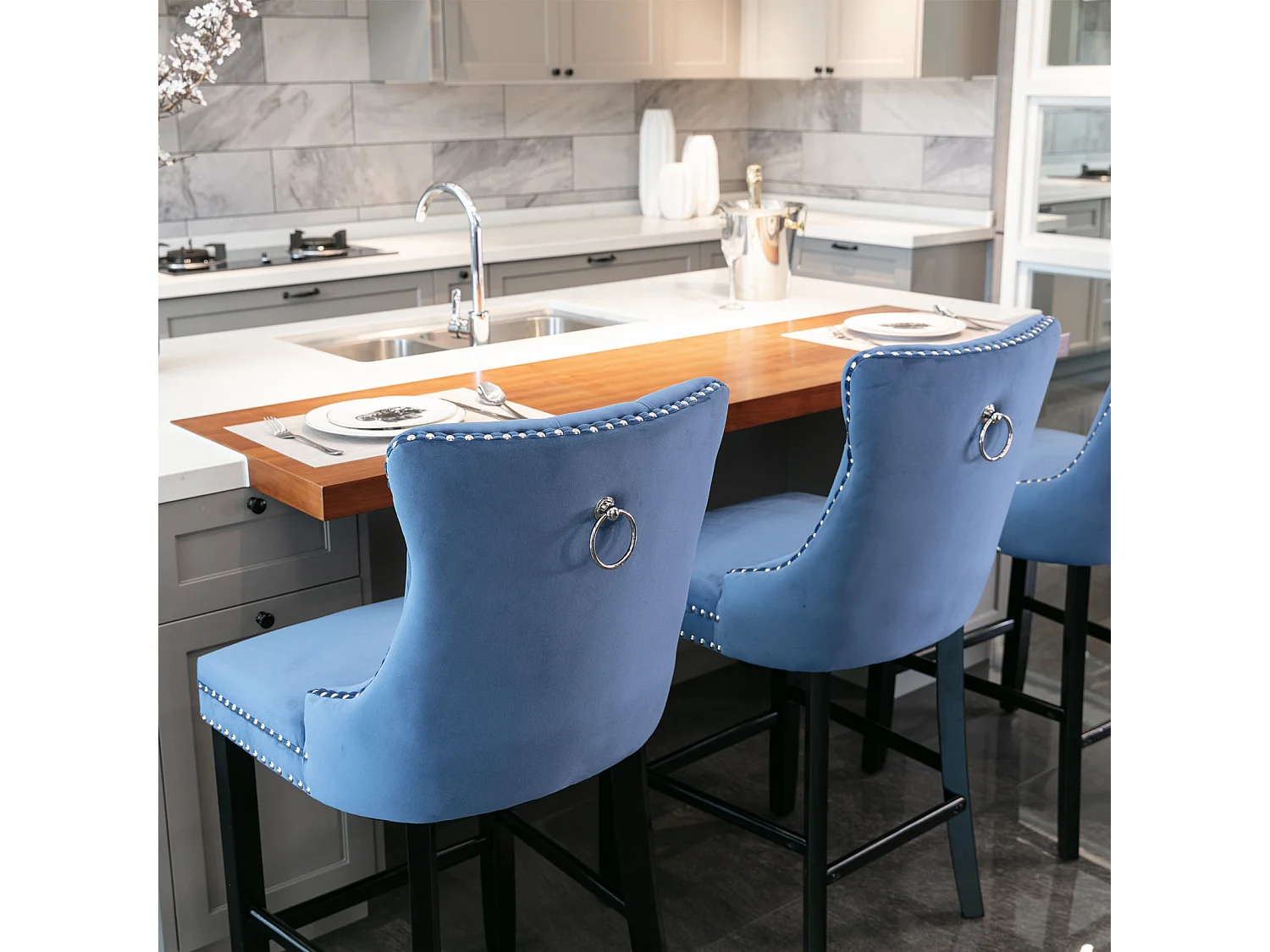 Juego de 2 sillas de terciopelo azul con botones capitoné y ribete de tachuelas, patas de madera