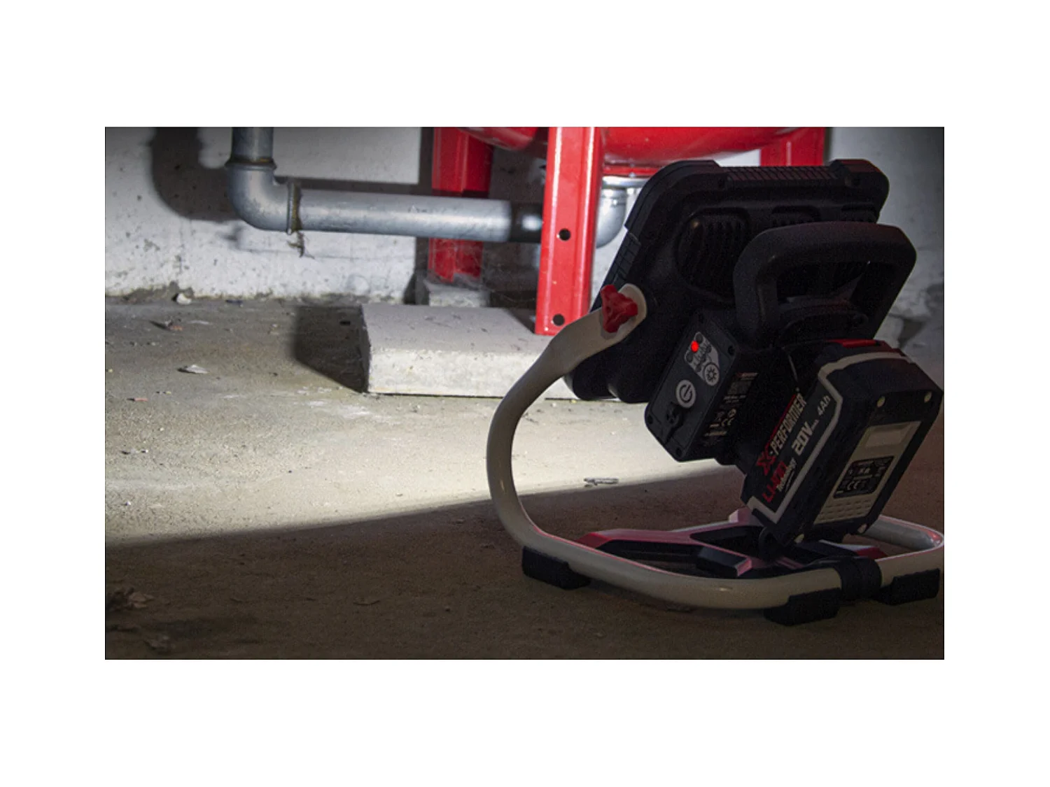 Projecteur LED de chantier 20V X-Performer avec batterie 2Ah et chargeur rapide 1H