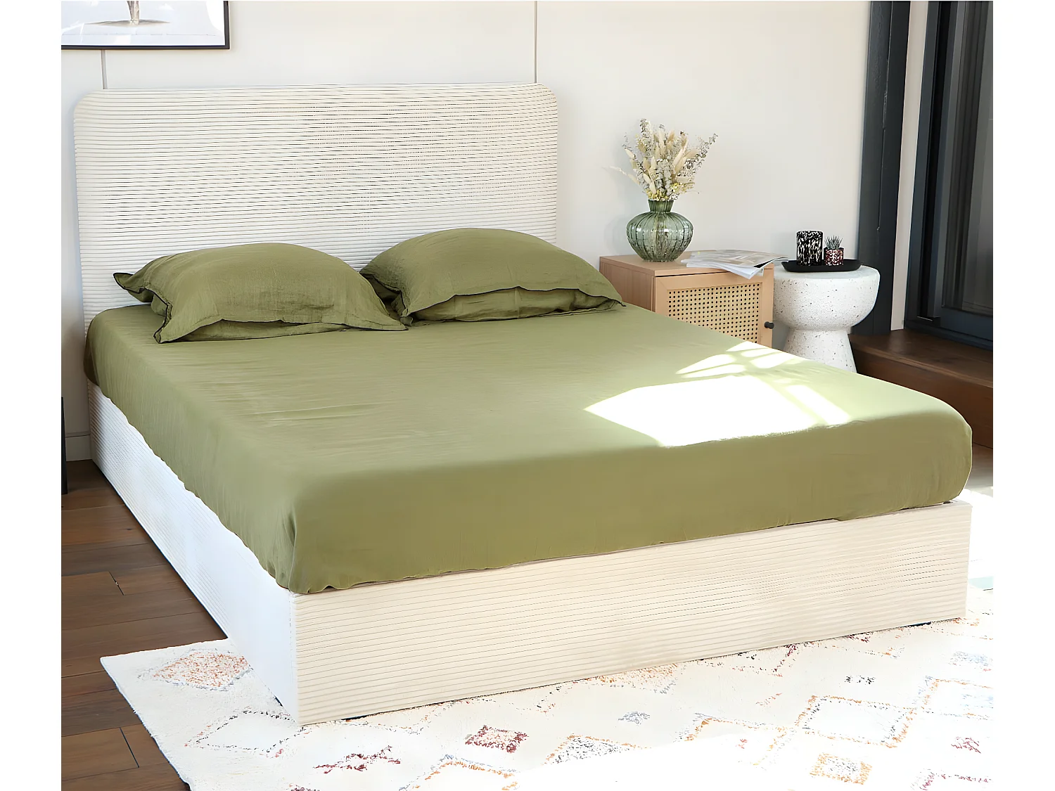 Lit adulte 140x190 cm en velours côtelé beige avec tête de lit et sommier à lattes - Enzo