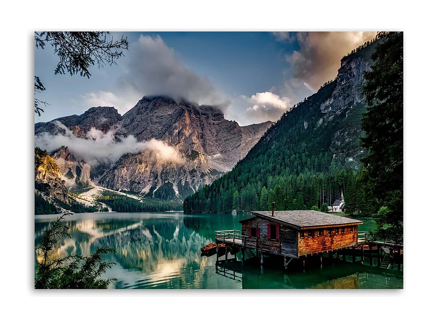 Stampa su tela Capanna al lago di montagna Dolomiti - 90x60