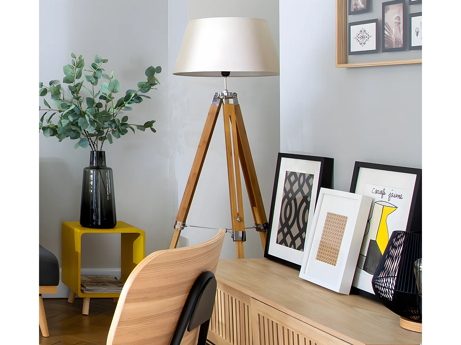 Lampadaire trépied en bambou coloris ivoire - Longueur 65 x Profondeur 59 x Hauteur 145 cm