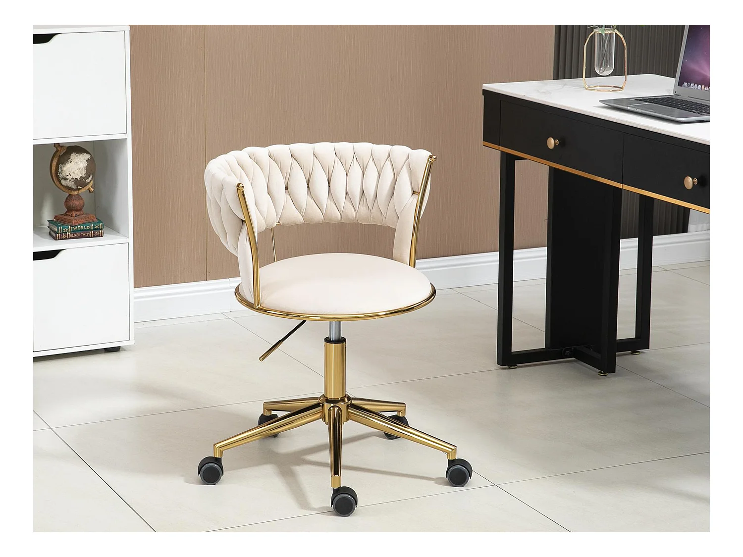 Chaise pivotant — tressage beige — structure métallique dorée — découpe taille ajourée — réglable en hauteur — multi‑usage