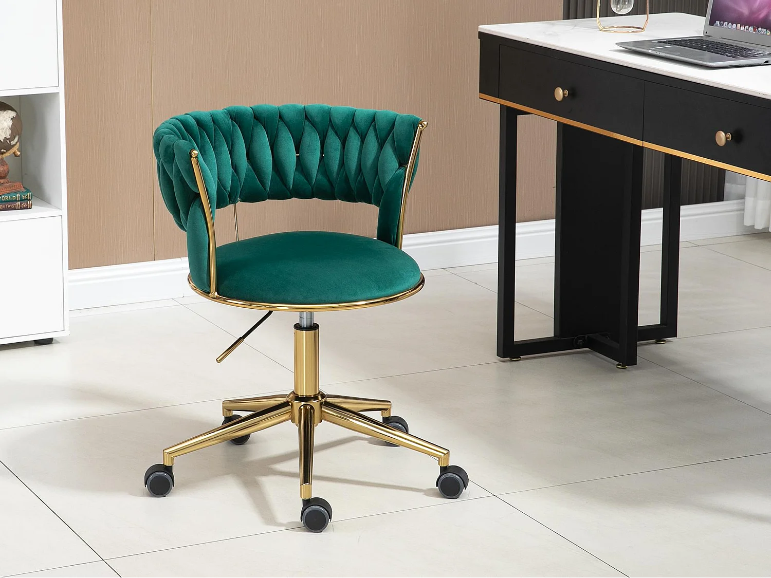 Chaise pivotant — tressage vert — structure métallique dorée — découpe taille ajourée — réglable en hauteur — multi‑usage