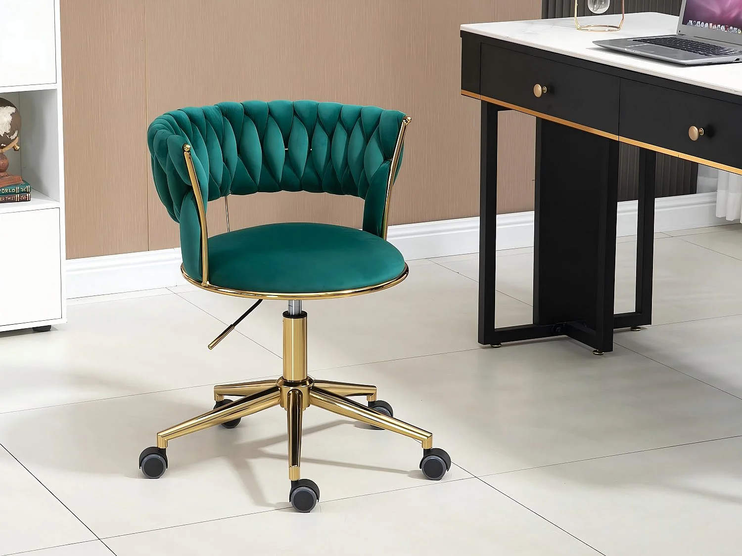 Chaise pivotant — tressage vert — structure métallique dorée — découpe taille ajourée — réglable en hauteur — multi‑usage