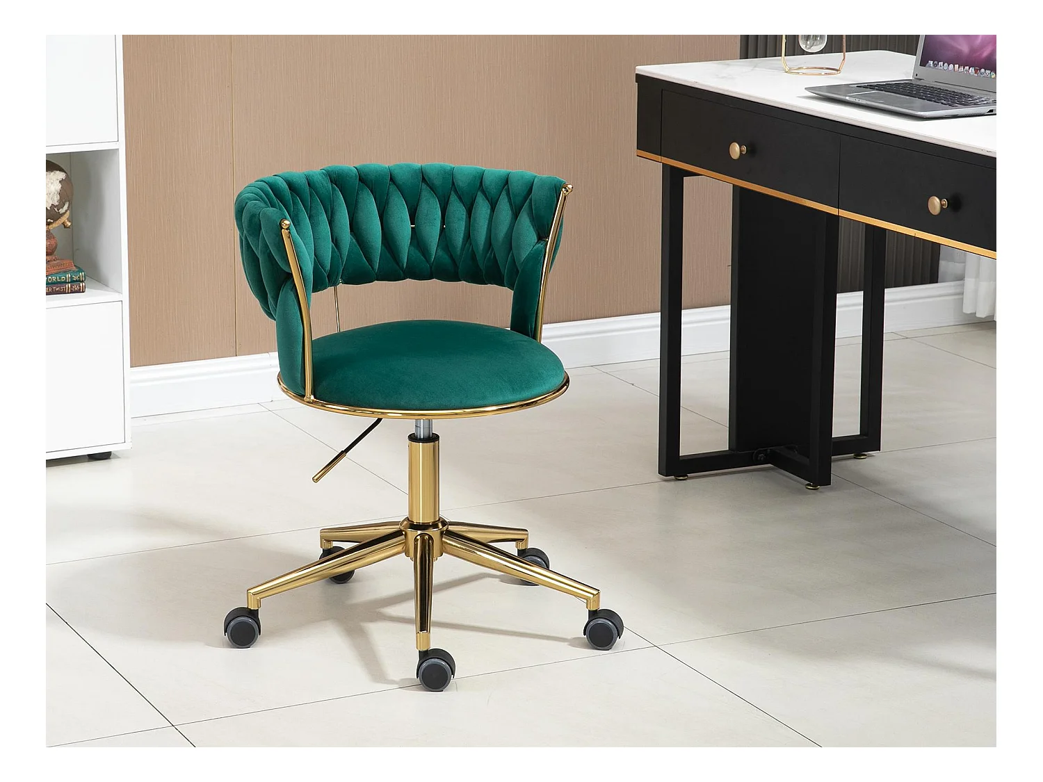 Chaise pivotant — tressage vert — structure métallique dorée — découpe taille ajourée — réglable en hauteur — multi‑usage