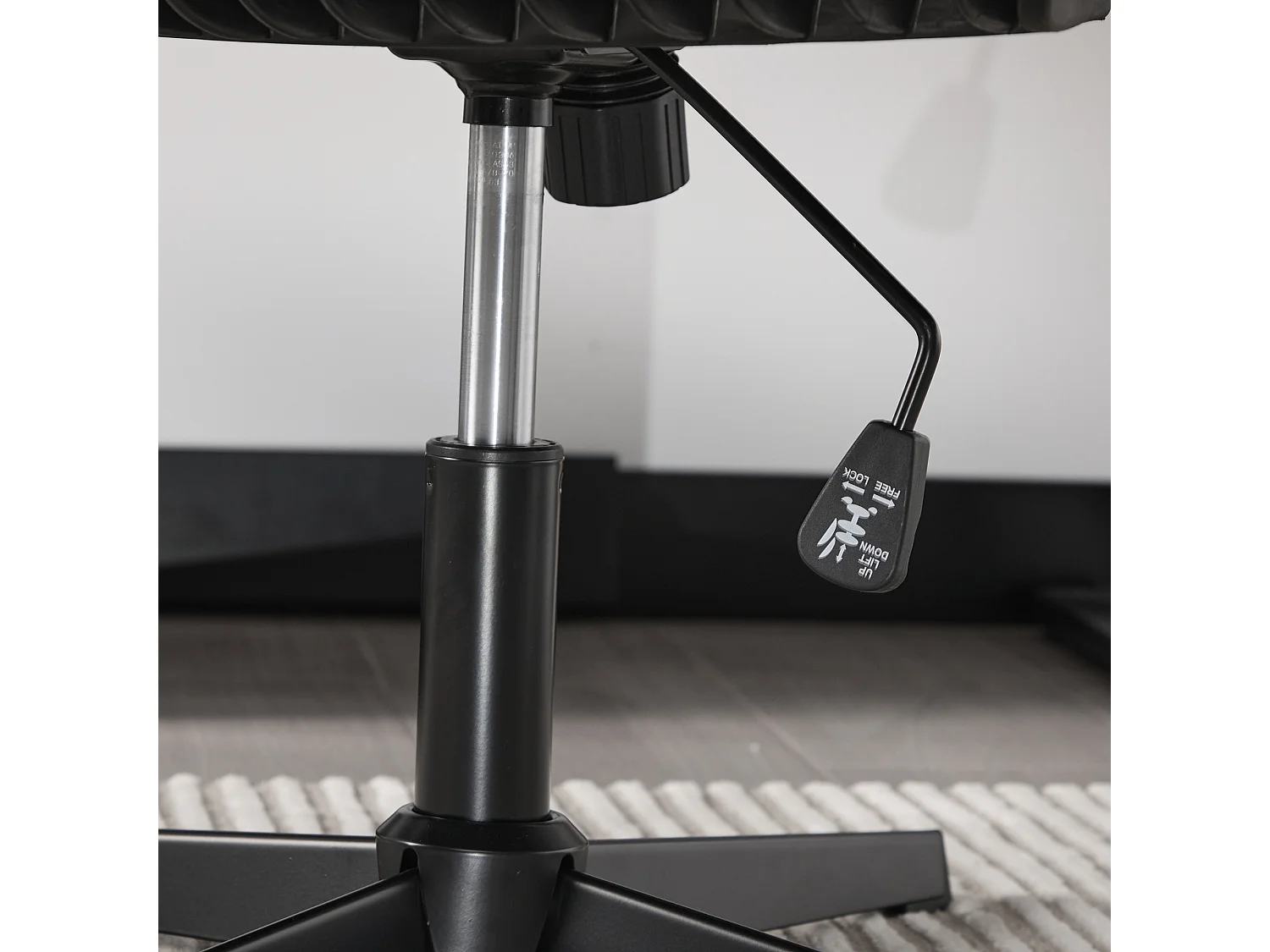 Fauteuil pivotant — réglable en hauteur — avec assise en velours vert — dossier ergonomique