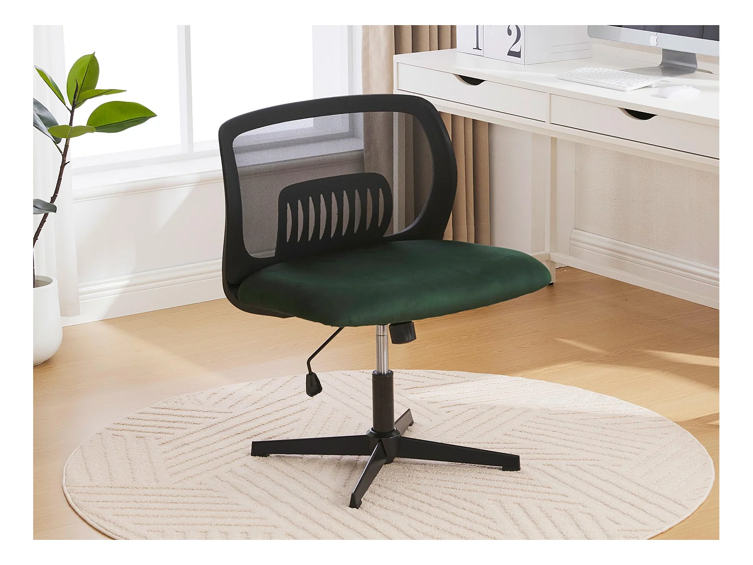 Draaifauteuil — in hoogte verstelbaar — met groene fluwelen zitting — ergonomische rugleuning