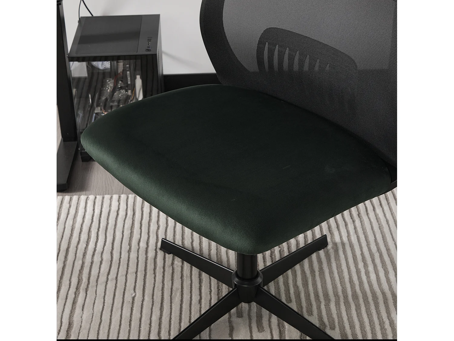 Fauteuil pivotant — réglable en hauteur — avec assise en velours vert — dossier ergonomique