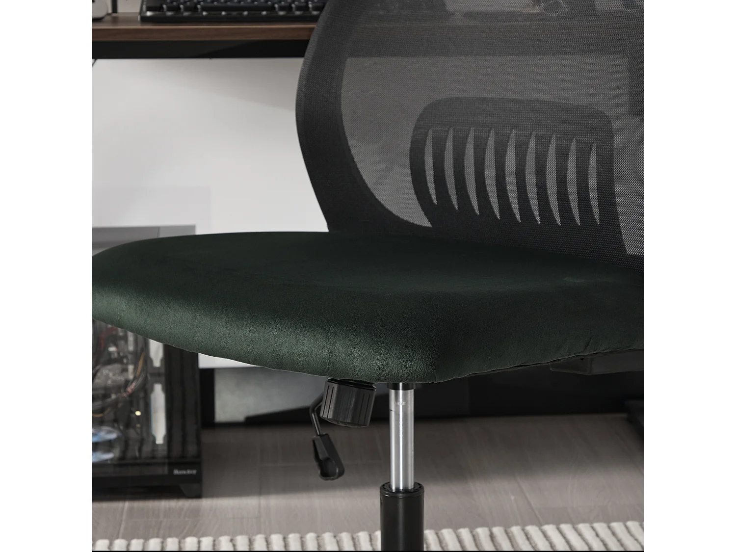 Fauteuil pivotant — réglable en hauteur — avec assise en velours vert — dossier ergonomique