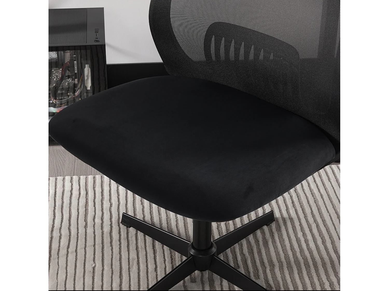 Fauteuil pivotant — réglable en hauteur — avec assise en velours noir — dossier ergonomique