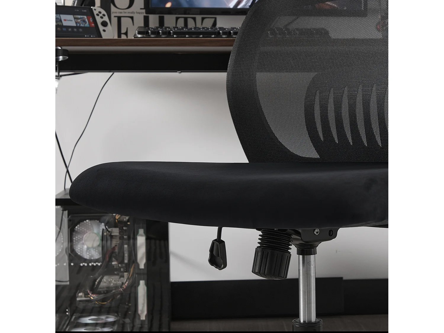 Fauteuil pivotant — réglable en hauteur — avec assise en velours noir — dossier ergonomique