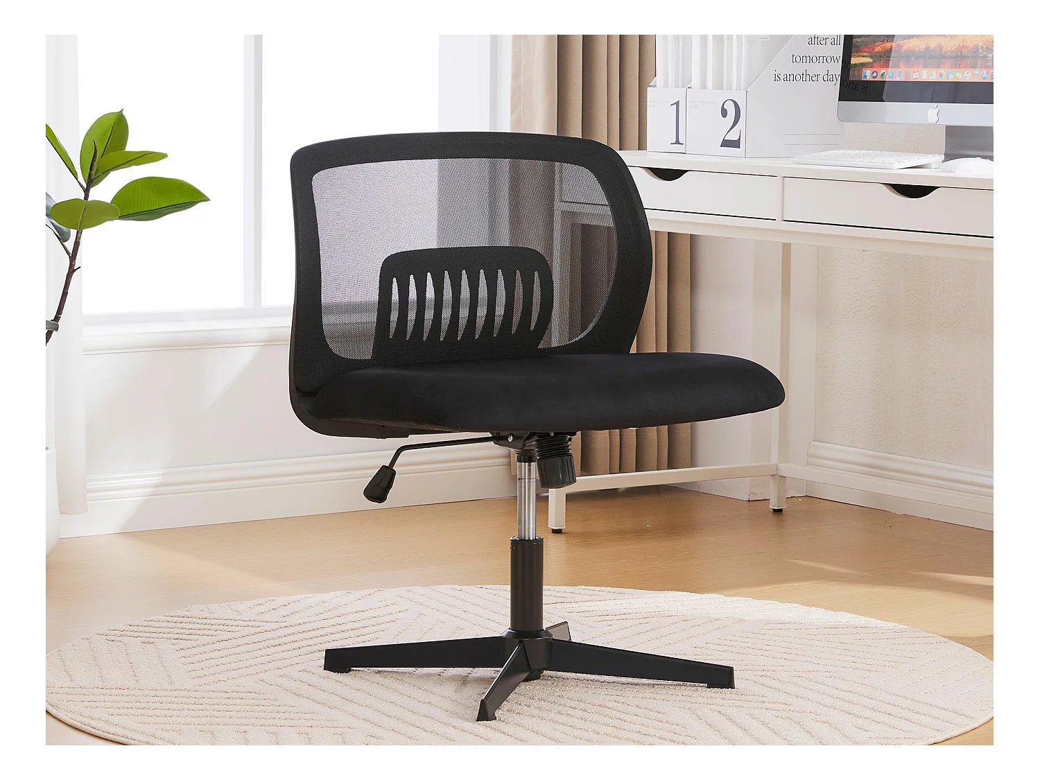 Draaifauteuil — in hoogte verstelbaar — met zwarte fluwelen zitting — ergonomische rugleuning