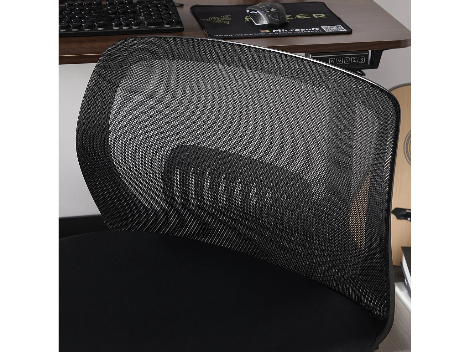 Fauteuil pivotant — réglable en hauteur — avec assise en velours noir — dossier ergonomique