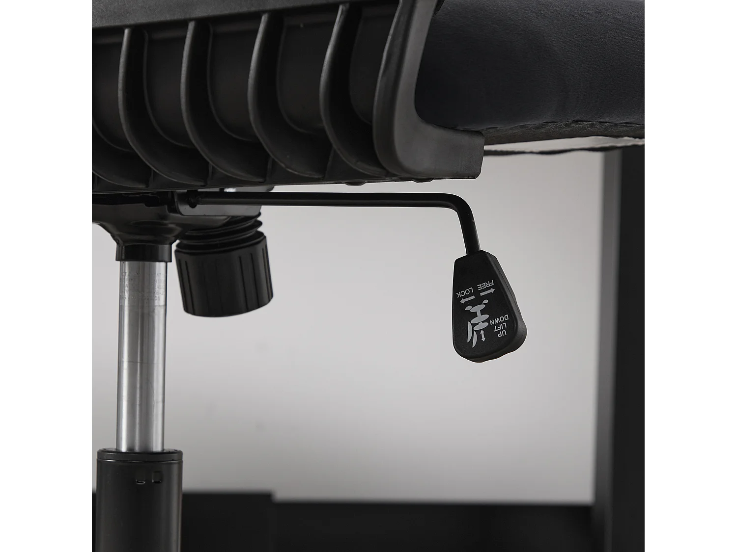 Fauteuil pivotant — réglable en hauteur — avec assise en velours noir — dossier ergonomique