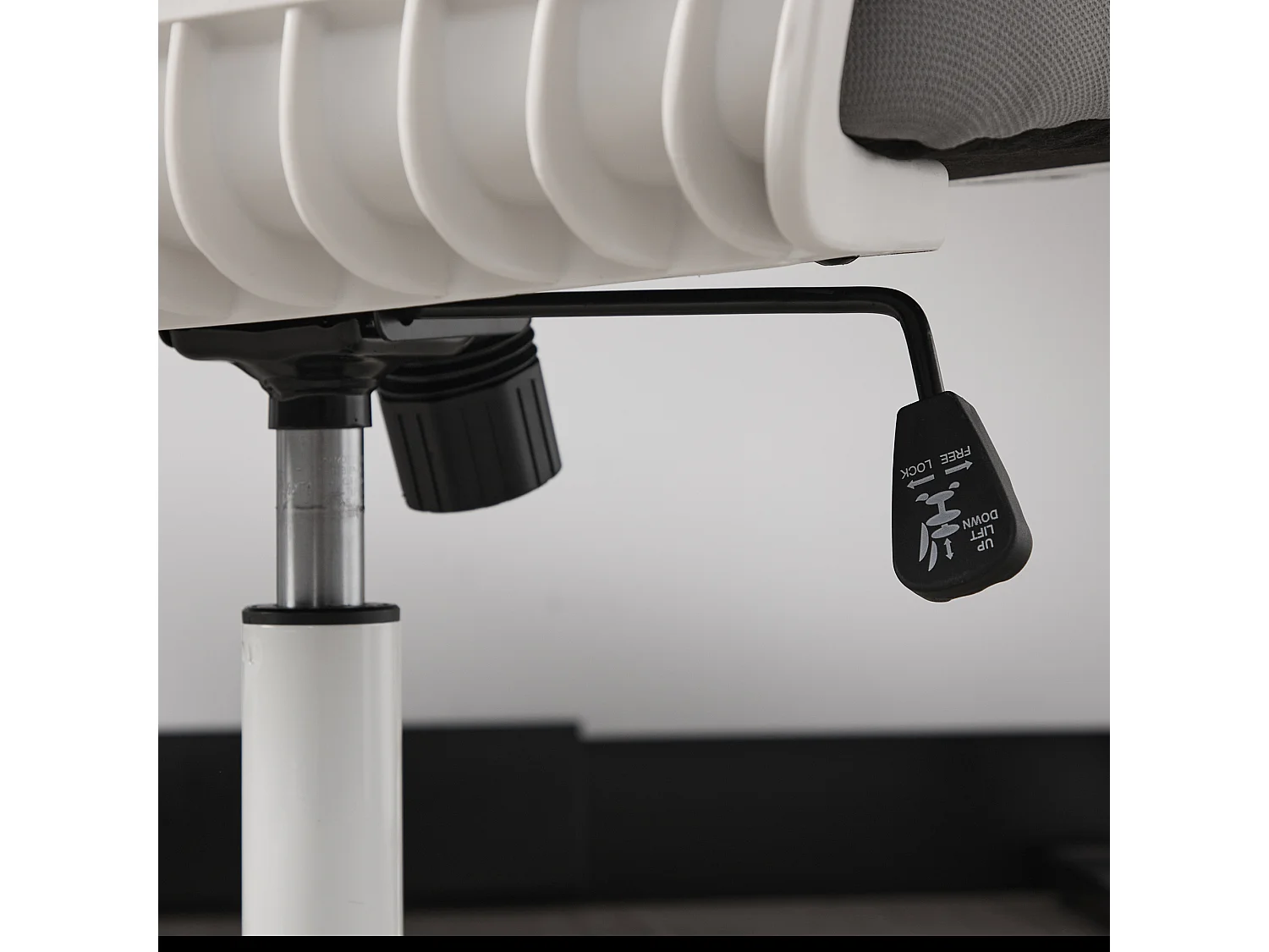 Fauteuil pivotant — réglable en hauteur — mesh gris respirant — dossier ergonomique