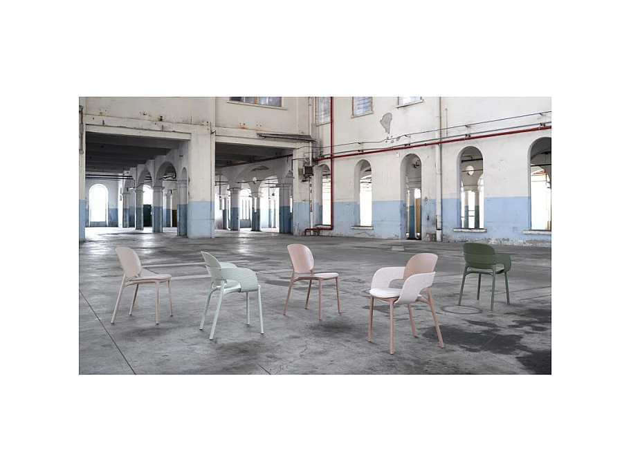 Lot de 2 - Chaise avec accoudoirs outdoor indoor en plastique recyclé HUG