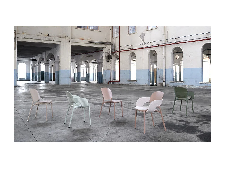 Lot de 2 - Chaise avec accoudoirs outdoor indoor en plastique recyclé HUG