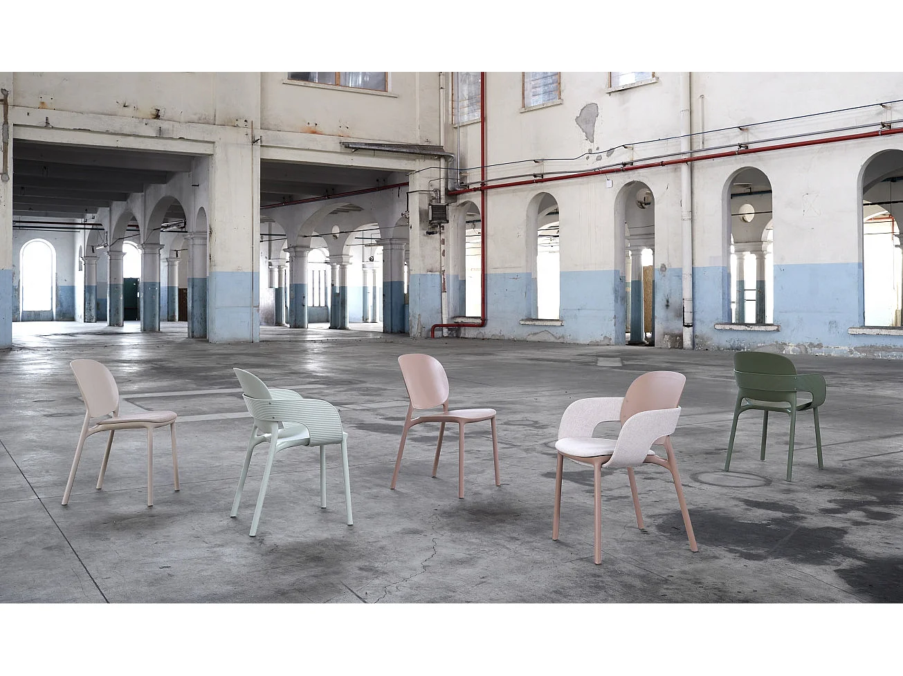 Lot de 2 - Chaise avec accoudoirs outdoor indoor en plastique recyclé HUG