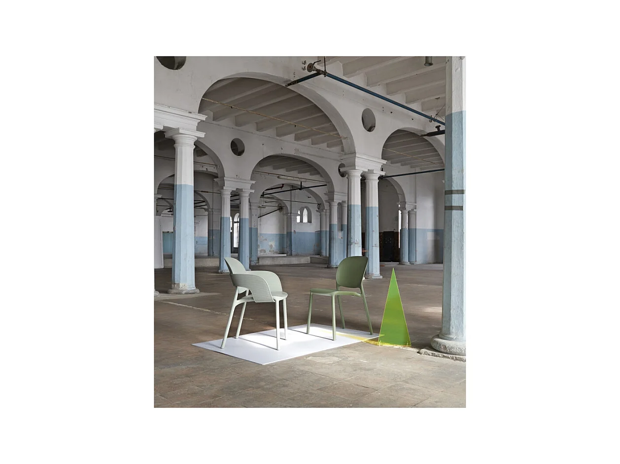 Lot de 2 - Chaise avec accoudoirs outdoor indoor en plastique recyclé HUG