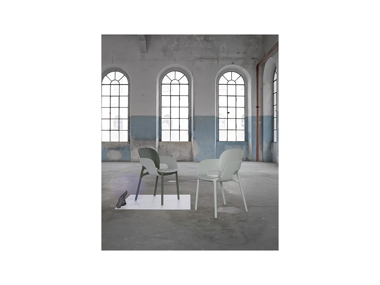 Lot de 2 - Chaise avec accoudoirs outdoor indoor en plastique recyclé HUG